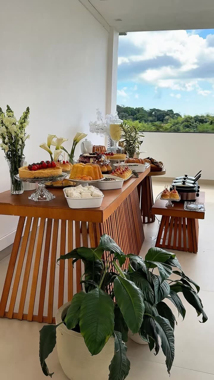 Mesa posta com vista para a mata
